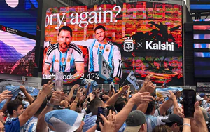 Trước thềm chung kết World Cup 2026, CĐV Argentina biến Times Square thành "Buenos Aires thu nhỏ"