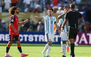 Cucurella nói gì với Messi ở chung kết World Cup 2026?