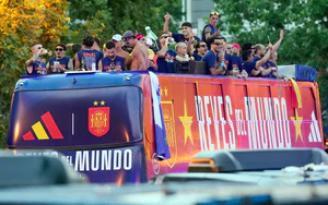 Tây Ban Nha diễu hành ăn mừng chức vô địch World Cup 2026 giữa biển người hâm mộ ở Madrid