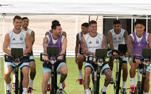 Messi khiến các đồng đội Argentina bất ngờ với món quà đặc biệt sau World Cup