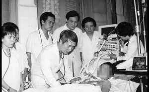 Giáo sư Vũ Văn Đính - Cha đẻ ngành hồi sức cấp cứu Việt Nam và câu chuyện "nuôi rắn cứu người"