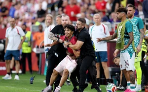 World Cup 2026: Fan cuồng Ronaldo lao xuống áp sát thần tượng và cái kết