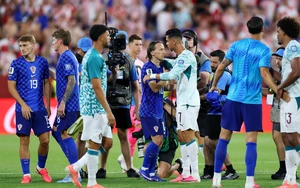 Khoảnh khắc Ronaldo ôm Modric khiến hàng triệu CĐV nghẹn ngào