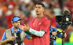 Bồ Đào Nha thắng đúng 1 năm ngày mất của Diogo Jota, Ronaldo bật khóc khi khoác lên mình áo số 21 tưởng nhớ đồng đội