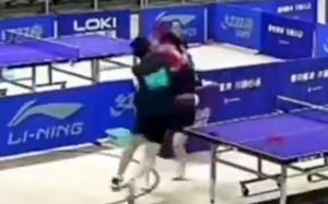 Tay vợt bóng bàn Trung Quốc bị cấm thi đấu một năm vì đấm đá đối thủ sau khi thua