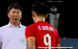 Cử chỉ khó hiểu của HLV Kim Sang Sik khi thay Đình Bắc  ngay trong hiệp 1