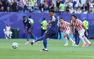 Dembele ghi điểm với hành động bảo vệ đồng đội trước "đòn tâm lý" của Paraguay