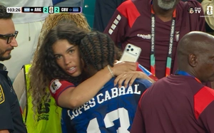 Cầu thủ Cape Verde lập siêu phẩm vào lưới ĐT Argentina rồi lao lên khán đài ôm bạn gái