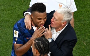 Deschamps tiết lộ mẹo đặc biệt để bảo vệ Mbappe: 'Tôi lo cậu ấy bị họ triệt hạ'