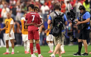 Hình ảnh Yamal an ủi 'ông chú' Ronaldo gây sốt cộng đồng mạng