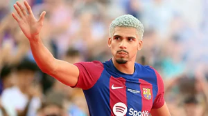 Liverpool: Vì sao Iraola cần Araujo?
