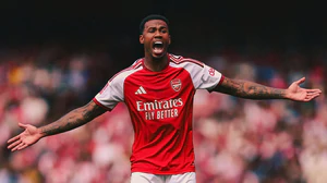 Arteta lo lắng với hàng thủ Arsenal