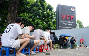 Bất chấp dự báo mưa, người hâm mộ vẫn xếp hàng từ 4h sáng săn vé trận Việt Nam - Malaysia