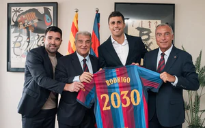 Rodri ra mắt Barca