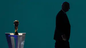 FIFA hủy kế hoạch 'bán' World Cup là bàn phản lưới và thẻ đỏ cho Infantino