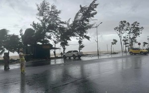 Áp thấp nhiệt đới đổi hướng, có khả năng mạnh lên thành bão