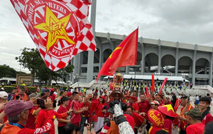 CĐV Việt Nam khuấy động không khí ở SVĐ Rajamangala trước chung kết lượt đi ASEAN Cup 2026