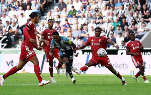 Liverpool thoát thua phút cuối trước Newcastle