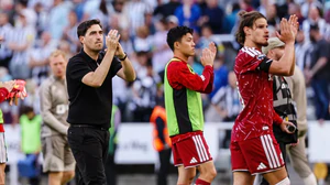 Liverpool hòa Newcastle 2-2: Mùa giải mới, vấn đề cũ