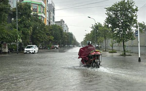 Bão số 4 lại đổi hướng, gây mưa lớn cho Nam đồng bằng Bắc Bộ và từ Thanh Hóa đến Hà Tĩnh
