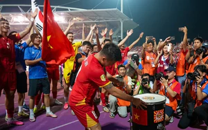 Quang Hải gõ trống ăn mừng chức vô địch ASEAN Cup 2026 theo phong cách Viking