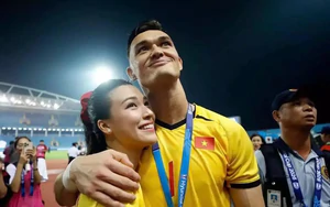 Thủ môn Lê Giang Patrik ôm và hôn bạn gái khi nâng cúp vô địch ASEAN Cup 2026