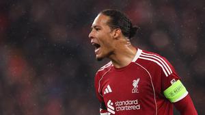 Rắc rối xung quanh tấm băng đội trưởng của Liverpool
