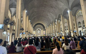 Theo dòng người đến Nhà thờ Baclaran ở Manila