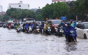Hà Nội mưa không dứt, giao thông ùn tắc