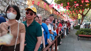 Xếp hàng dài vào tham quan Nhà tù Hỏa lò