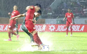 Cựu trung vệ U23 Việt Nam bị lên án sau pha xấu chơi với Đình Bắc
