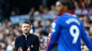 Thay vì tái thiết, Carrick đang "phá nát" MU