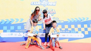 Hoa hậu Bảo Ngọc, siêu mẫu Hạ Vy dẫn con đua xe thăng bằng