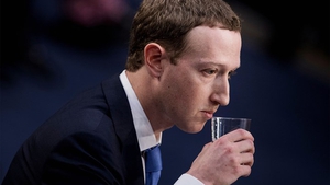 Zuckerberg căng thẳng, mất bình tĩnh trên ghế nóng trước các nghị sỹ Mỹ