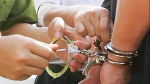 Khởi tố 4 đối tượng đập phá xe buýt, mô tô đặc chủng của cảnh sát