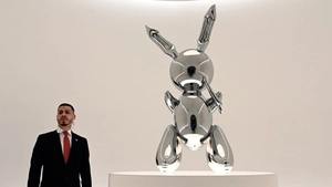 Tác phẩm điêu khắc 'Rabbit' lập kỷ lục đấu giá hơn 91 triệu USD