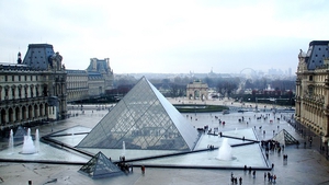Bảo tàng Louvre đón du khách trở lại