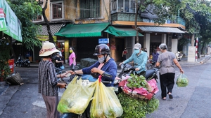 Hình ảnh họp chợ ngay dưới lòng đường phố Hà Nội