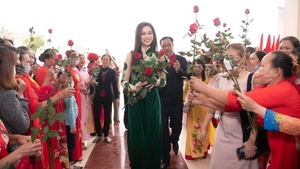 Hoa hậu Đỗ Hà được chào đón nồng nhiệt khi trở về thăm quê hương Thanh Hóa