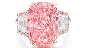 Viên kim cương hồng quý hiếm phá kỷ lục về giá cho mỗi carat