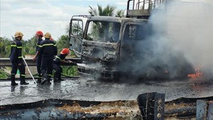 Cháy xe chở dầu, lửa lan rộng trên cao tốc TP HCM - Trung Lương