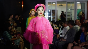 'Đưa áo dài Việt thành sản phẩm mang tính toàn cầu là một thử thách'