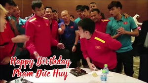 Tiền vệ Đức Huy lại bị chơi khăm khi được tổ chức sinh nhật 'to nhất vùng Vịnh'