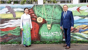 Khánh thành Tranh tường gốm do Đại sứ quán Kazakhstan tặng Học viện Ngoại giao