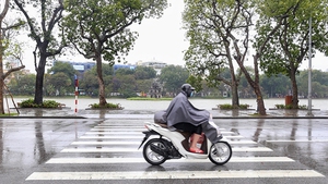 Hình ảnh đường phố Hà Nội vắng vẻ ngày mưa rét