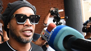 Ronaldinho bị vợ cũ kiện, có thể bị tịch thu tài sản
