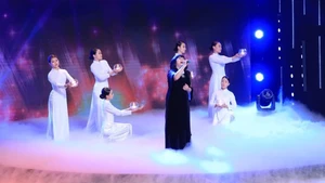 Ký ức vui vẻ: Cẩm Vân hát 'Bài ca không quên' khiến Lại Văn Sâm không thể ngồi yên