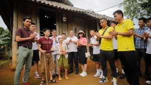 Hòa Bình FC đi thiện nguyện tại Văn Sơn - Hòa Bình