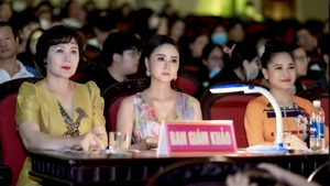 Nữ hoàng Hoa hồng Bùi Thanh Hương ngồi 'ghế nóng' cuộc thi 'Người đẹp Hoa Lư'