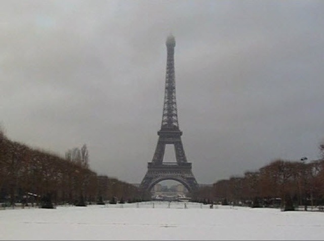 Mở cửa sân trượt băng trên tháp Eiffel
